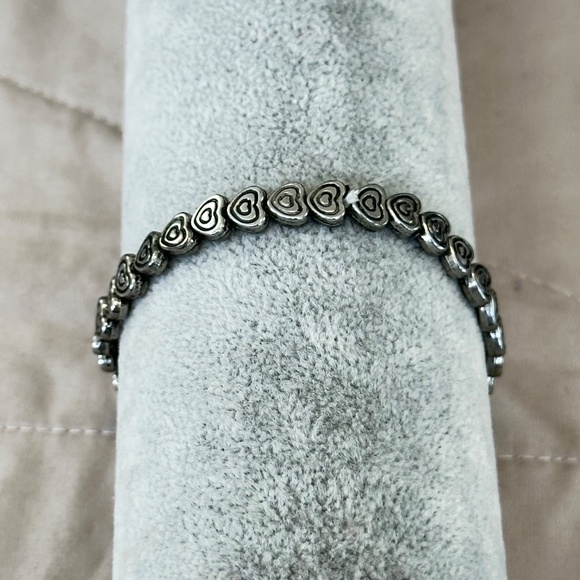 2/$15 Silver tone stretchy bracelet w/carved Heart beads all the way around - Picture 4 of 13